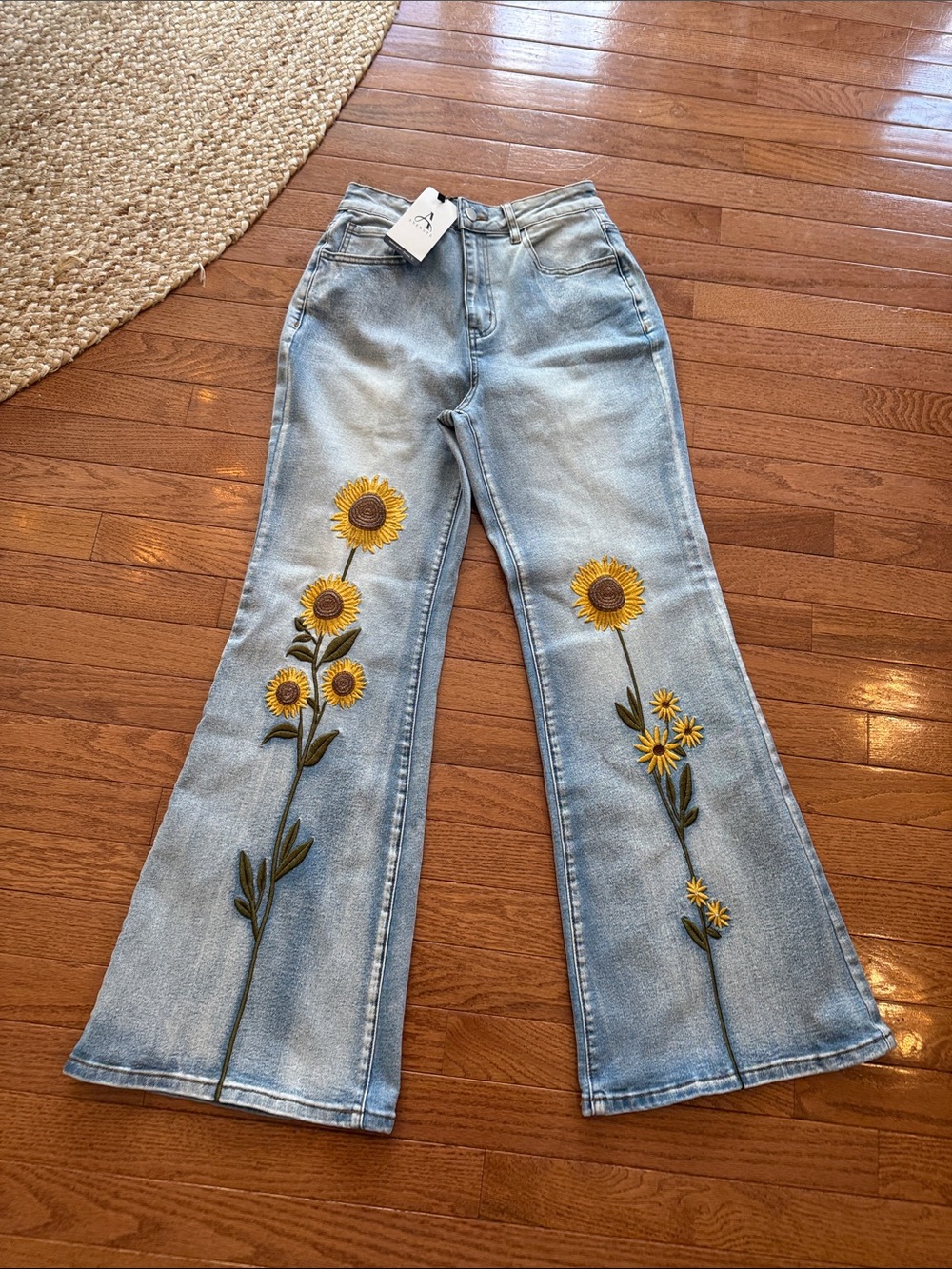 🌻 Embroidered Sunflower High waisted Flare Jeans with stretch size sm with tags